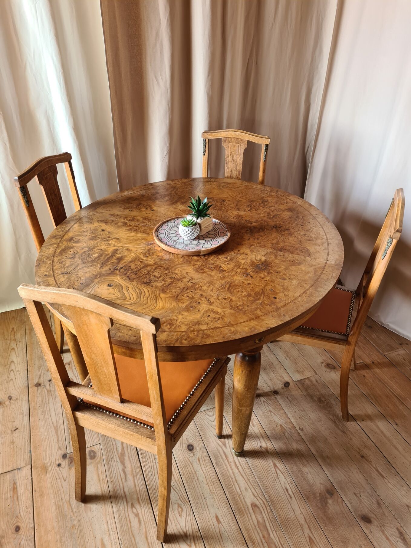 Lot Table & chaises en ronce de noyer