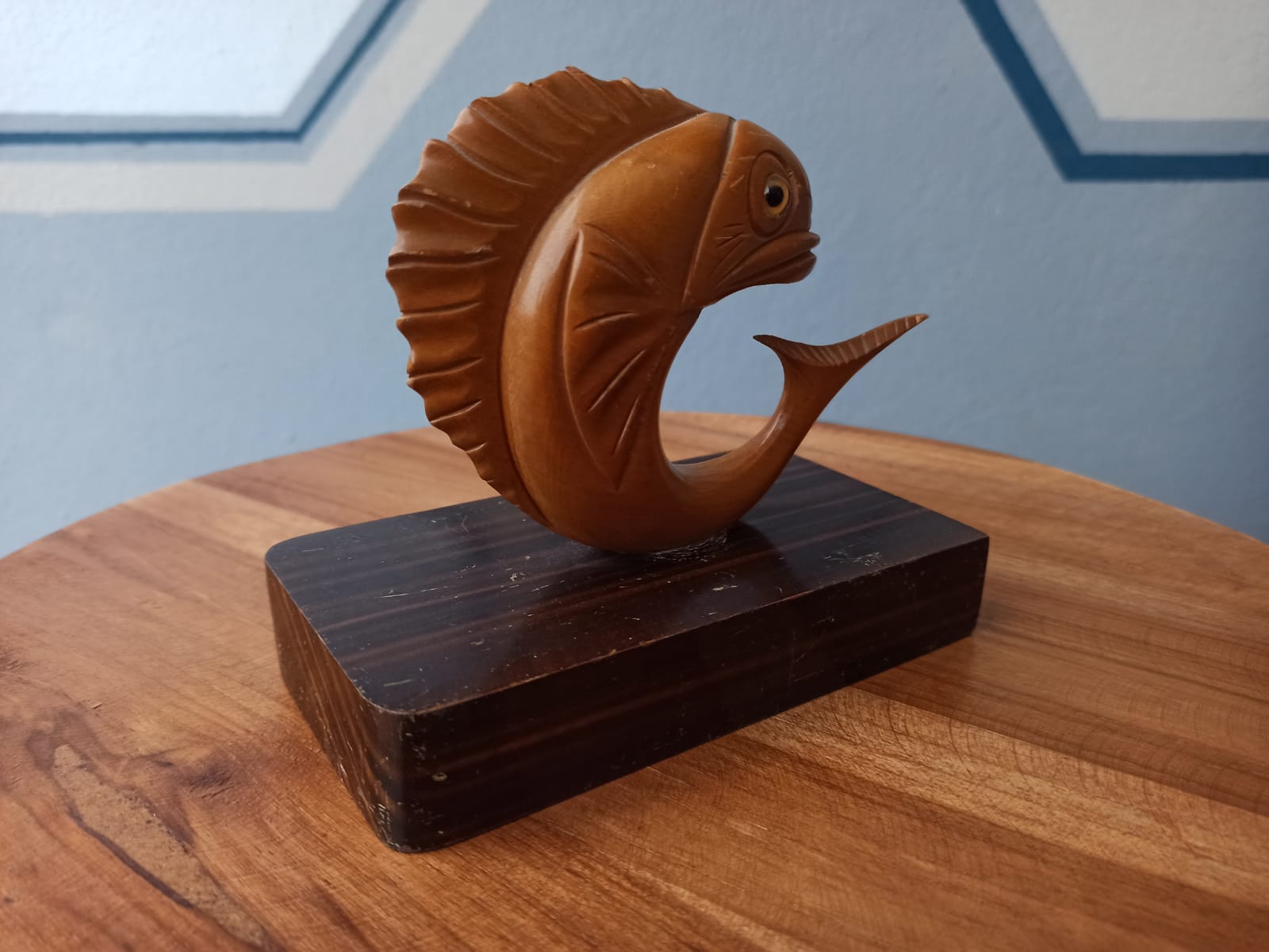 Paire de serre livres en bois sculpté
