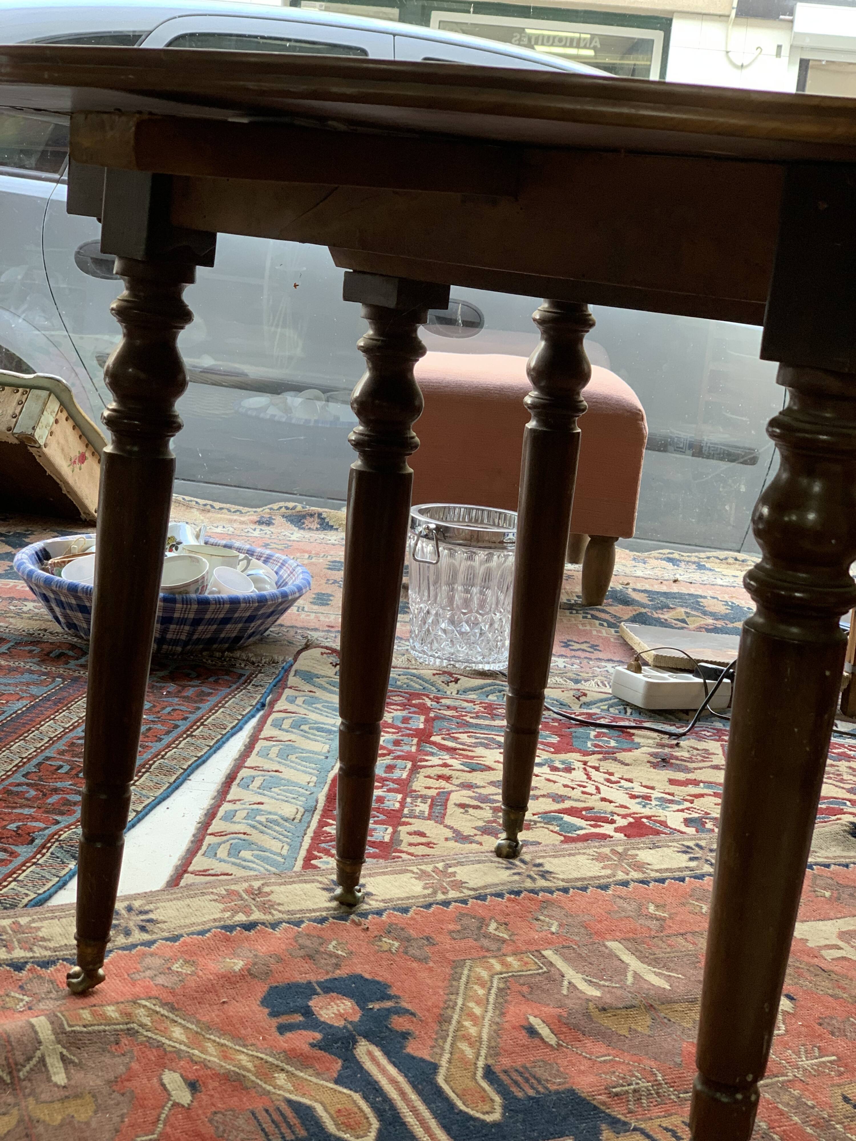 Dining room round table, 2 flaps, 6 feet