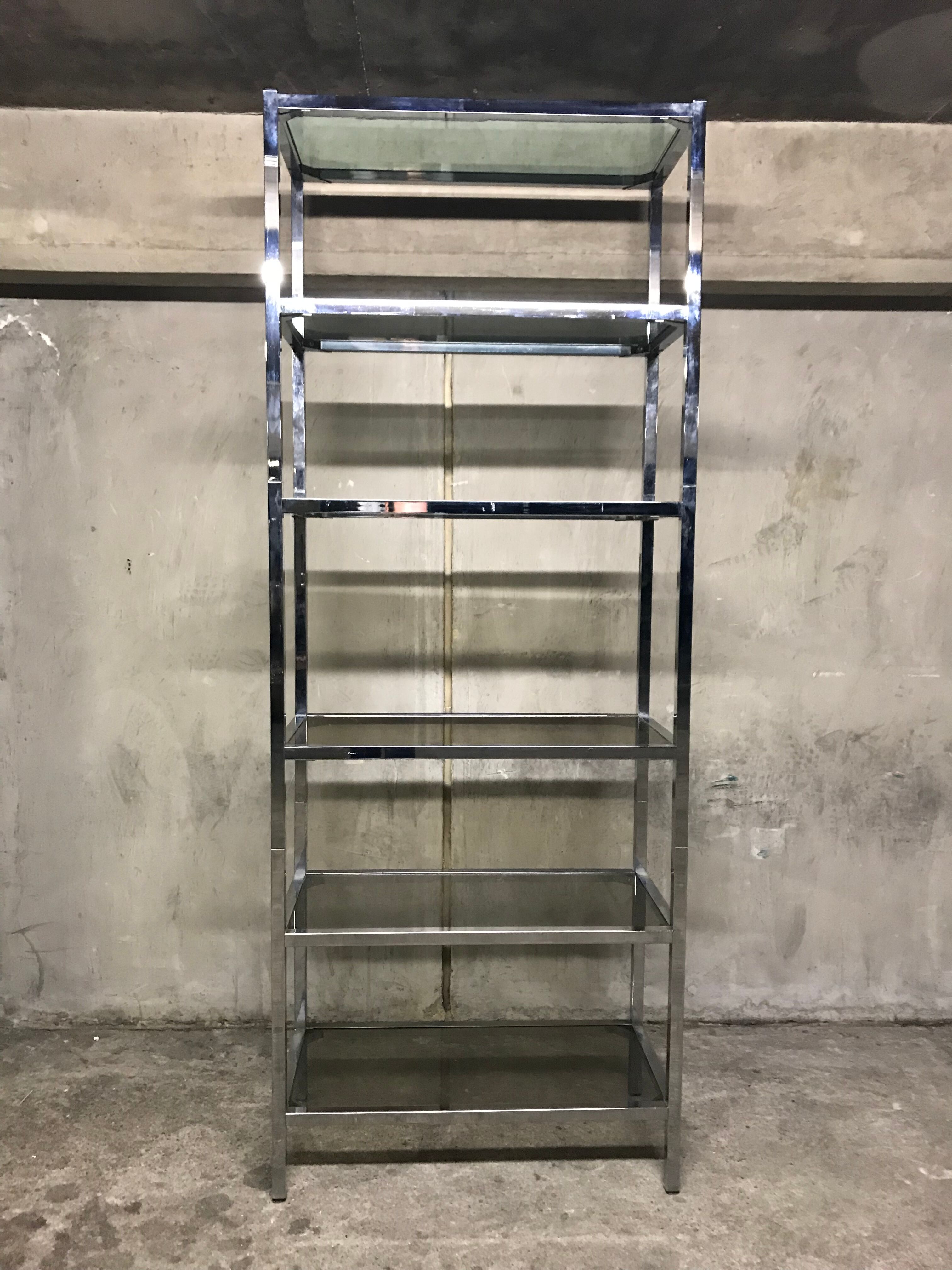 Design in metal chrome and smoked glass shelf