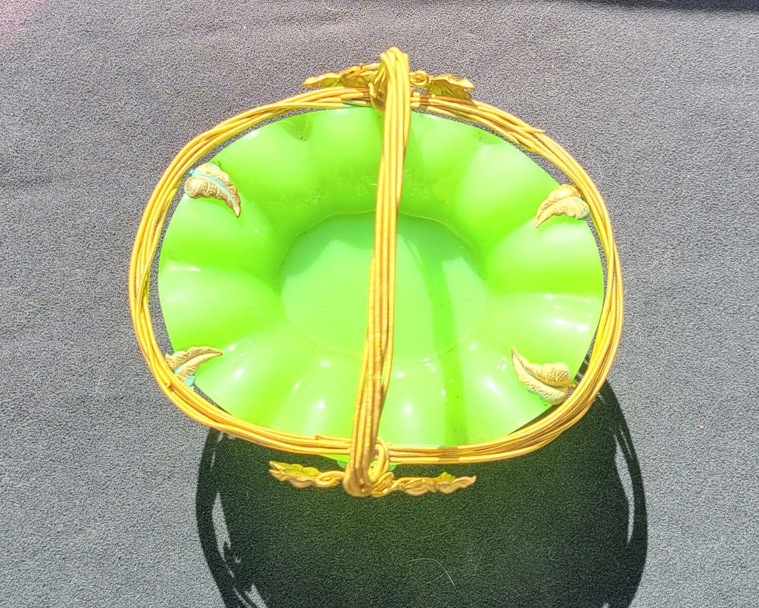 Empty pocket basket in green opaline (uranium/uraline)