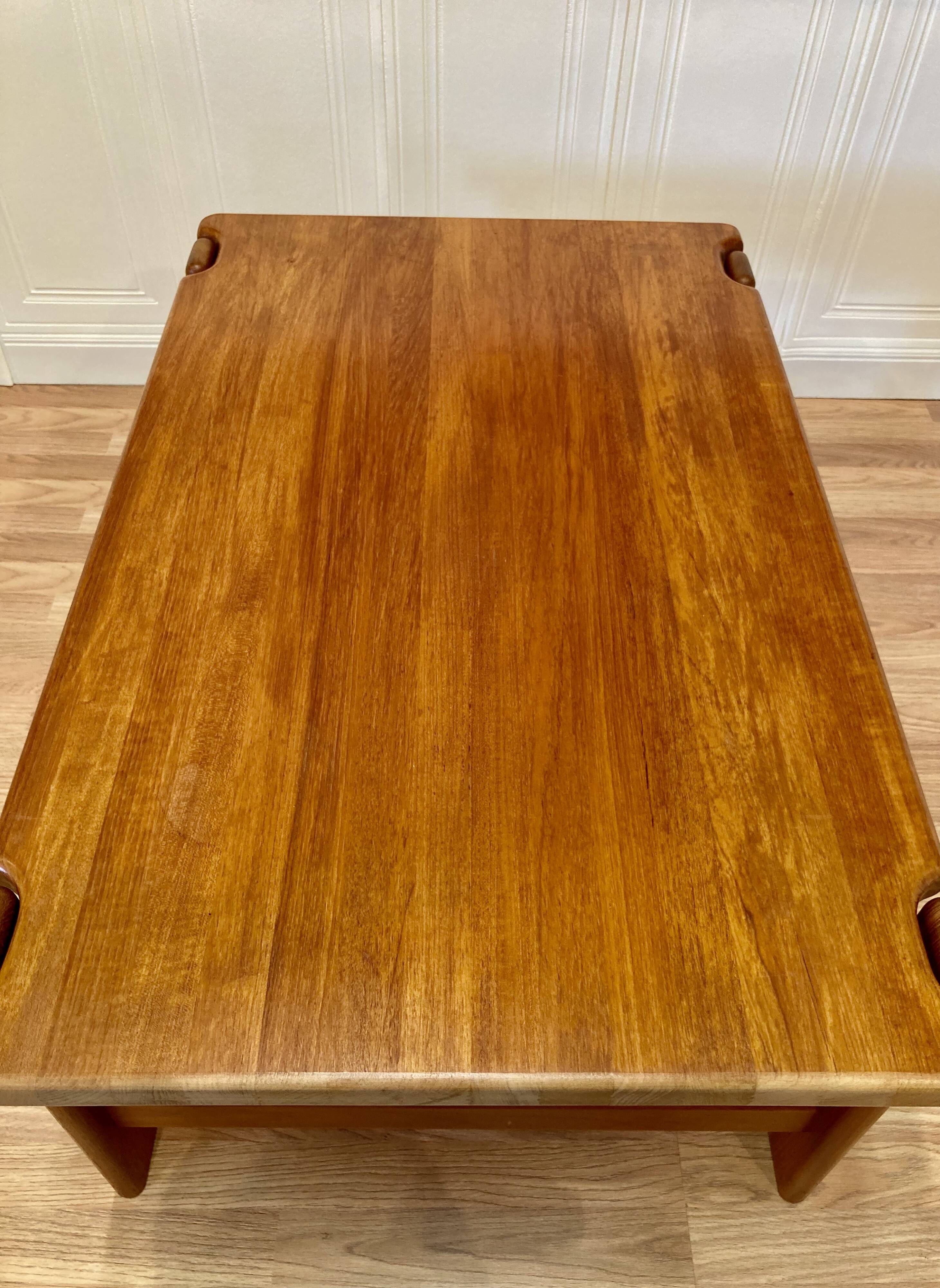 SCANDINAVIAN COFFEE TABLE "1960".