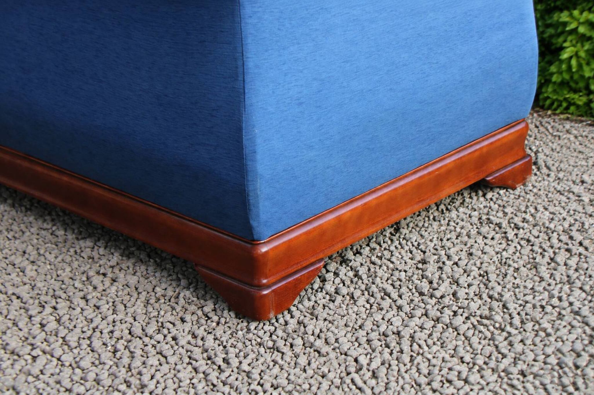 Large vintage cobalt blue chaise longue in fabric and wood – long chair 190