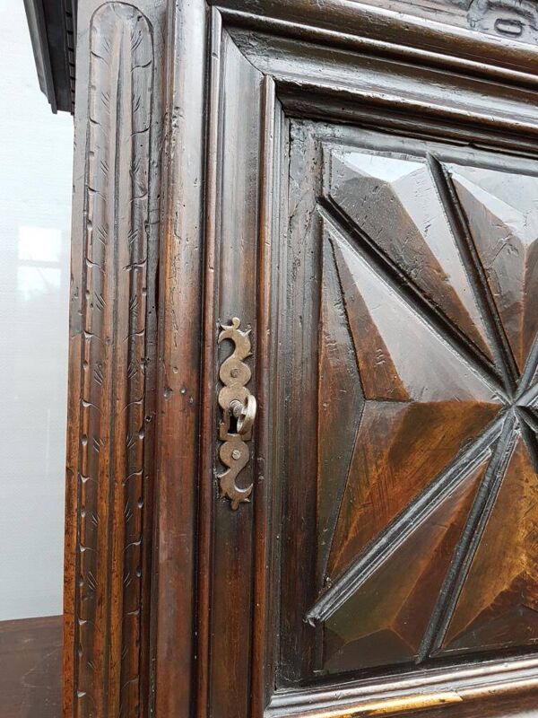 Armoire deux corps haut en retrait style Louis XIII