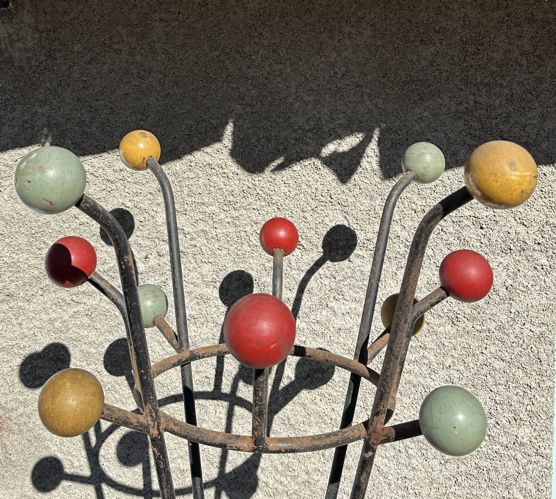 Ancien portemanteau en fer forgé type clé de sol par Roger Féraud