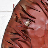 Miroir sculptural en cuir de forme libre, France, années 1990