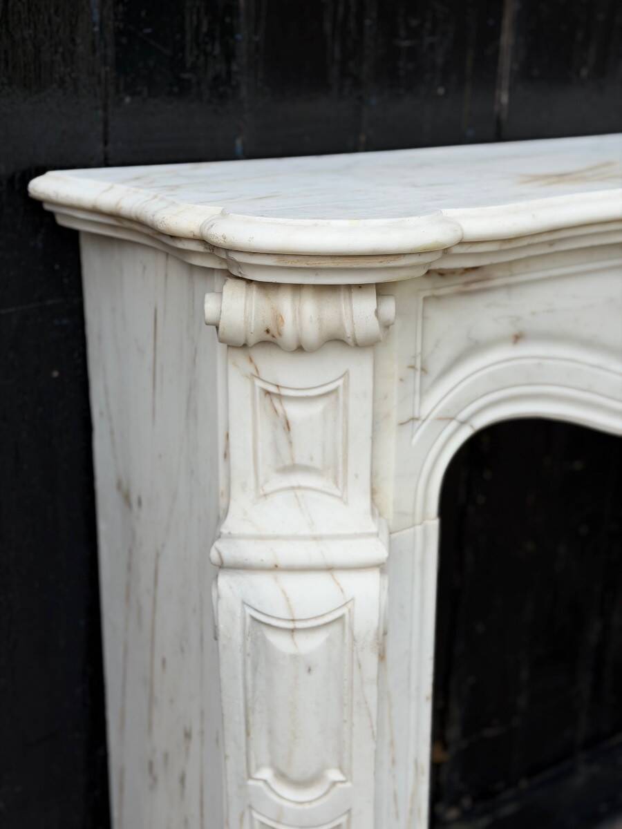 Cheminée de style Louis XV en marbre calacatta vers 1900