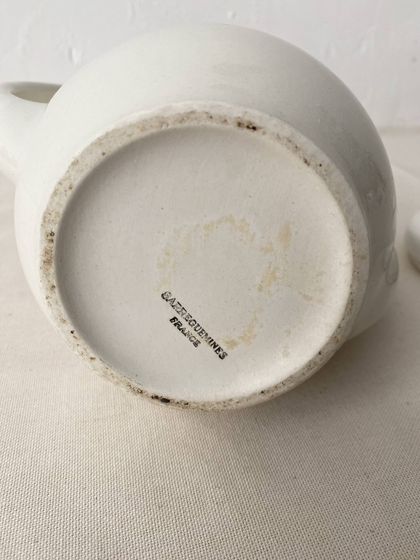 Coffee pot / teapot Sarreguemines France in white earthenware.