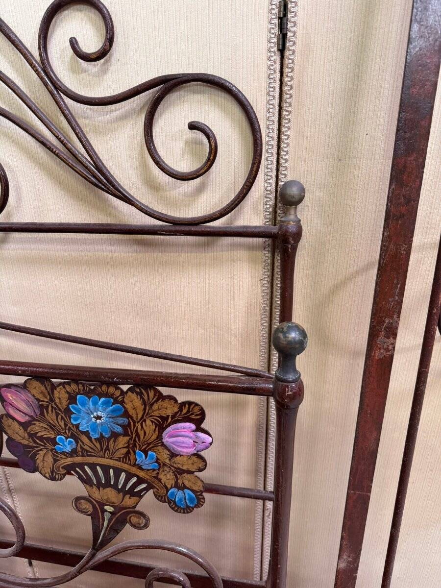 Venetian bed in iron and cast iron from the Art Nouveau period with polychrome decorations