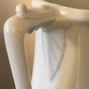 Paire de vases à fleurs en porcelaine blanche
