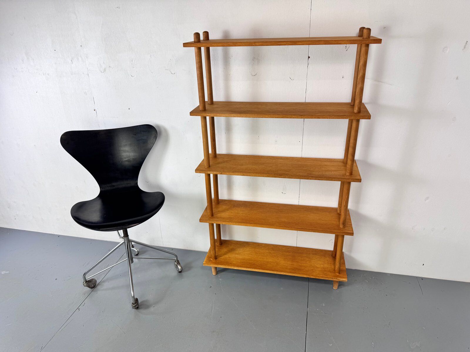 Mid-century modernist free standing shelving Unit, 1950s