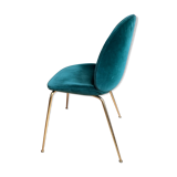 Chaise beetle Gubi velours vert piétement laiton