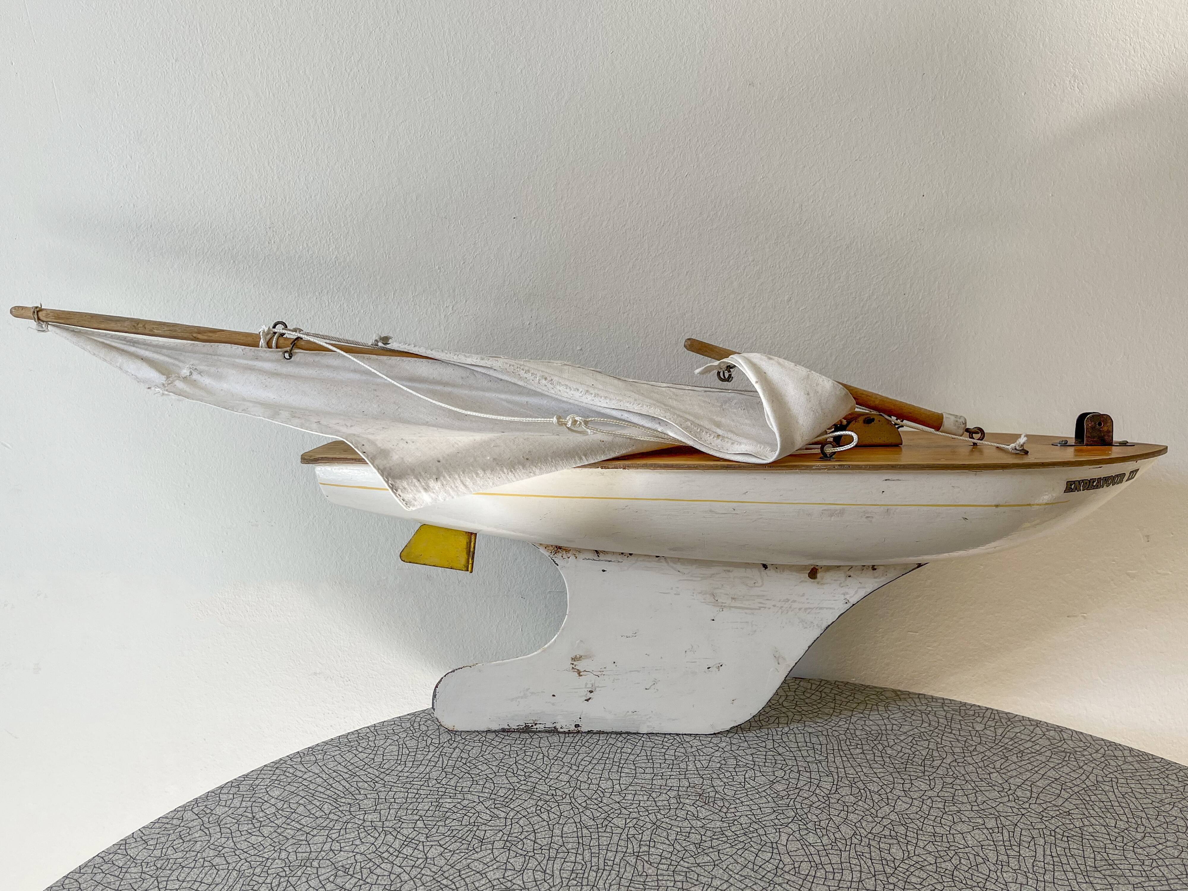 Voilier de bassin anglais Star'Yacht "Endeavour III" en bois et métal années 50-60