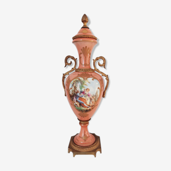 Decorative vase with gallant stage and brass frame