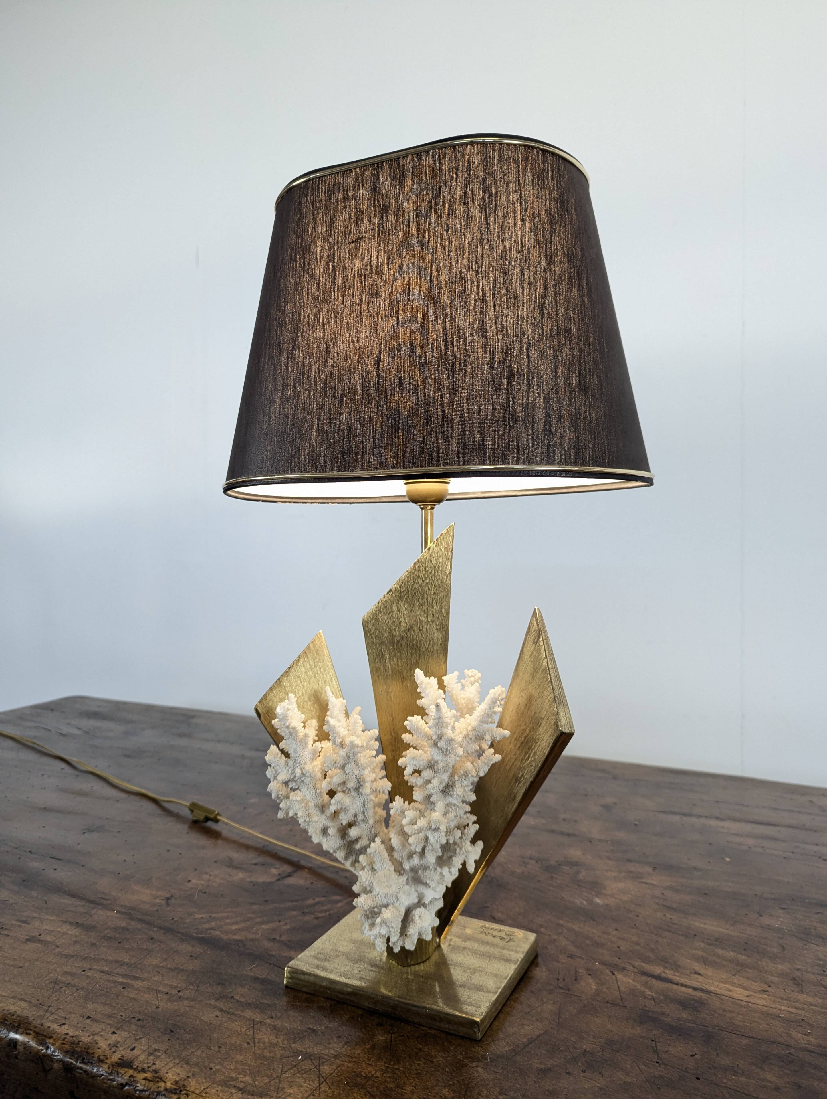 Lampe en laiton et corail de Christian Nowaczyk et Daniel Chassin