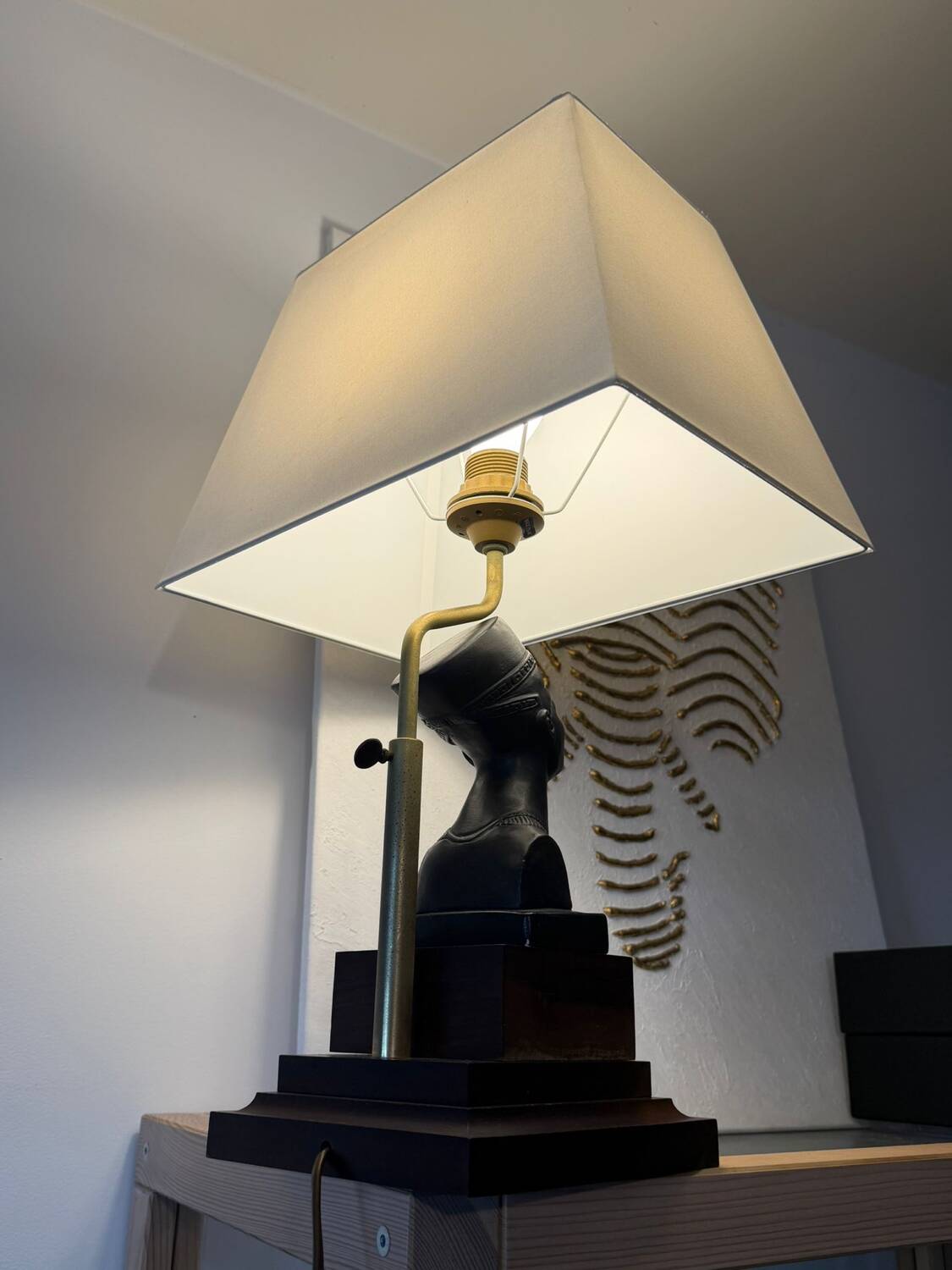 Vintage Egyptian-Inspired Table Lamp – Bust of Queen Nefertiti