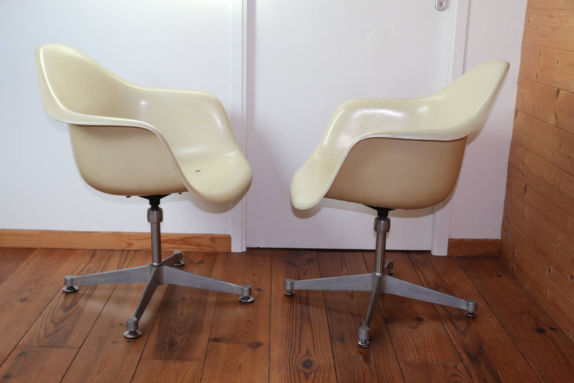 EAMES shell armchair white Herman Miller