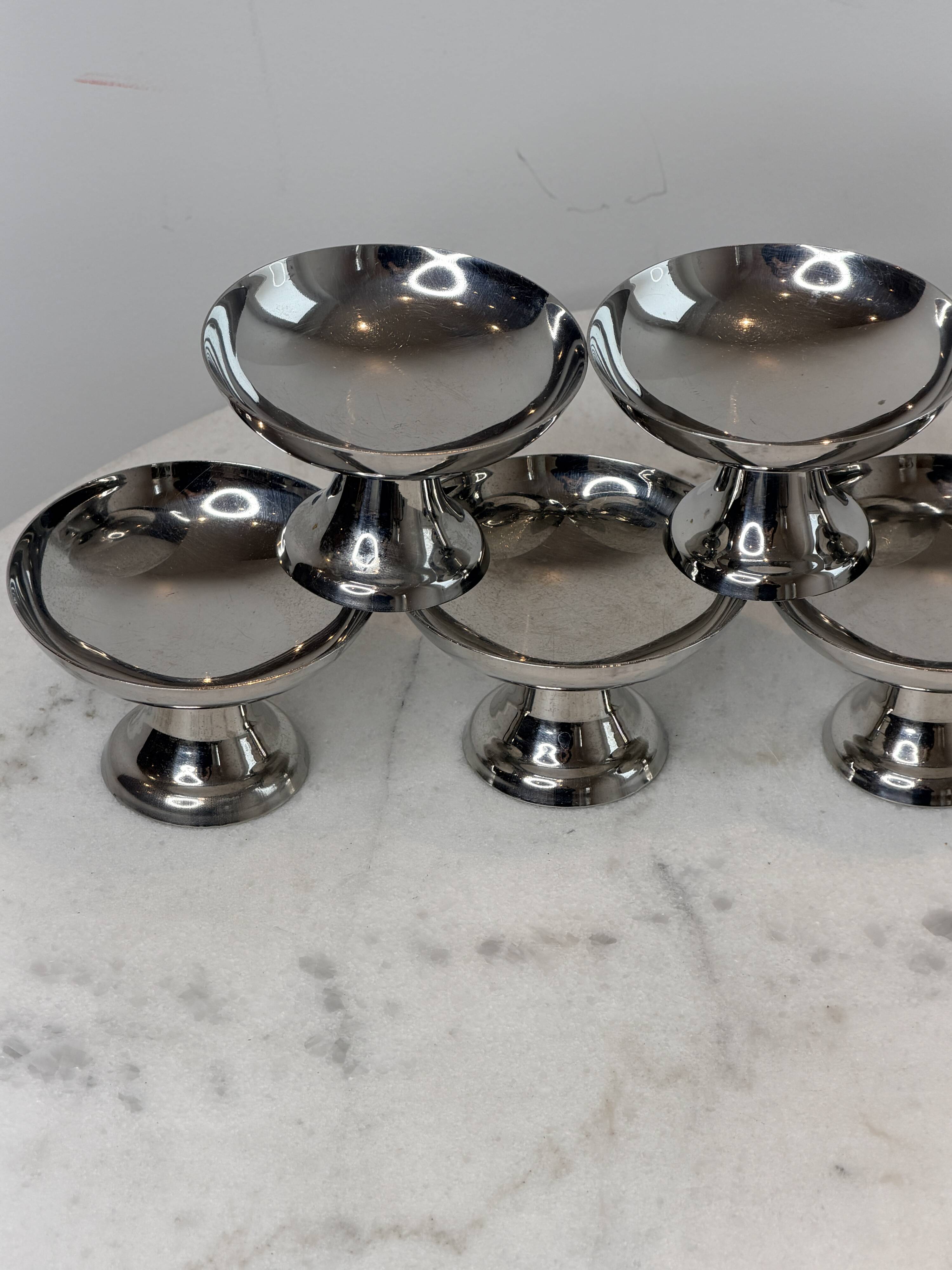 Set of 9 stainless steel bowls
