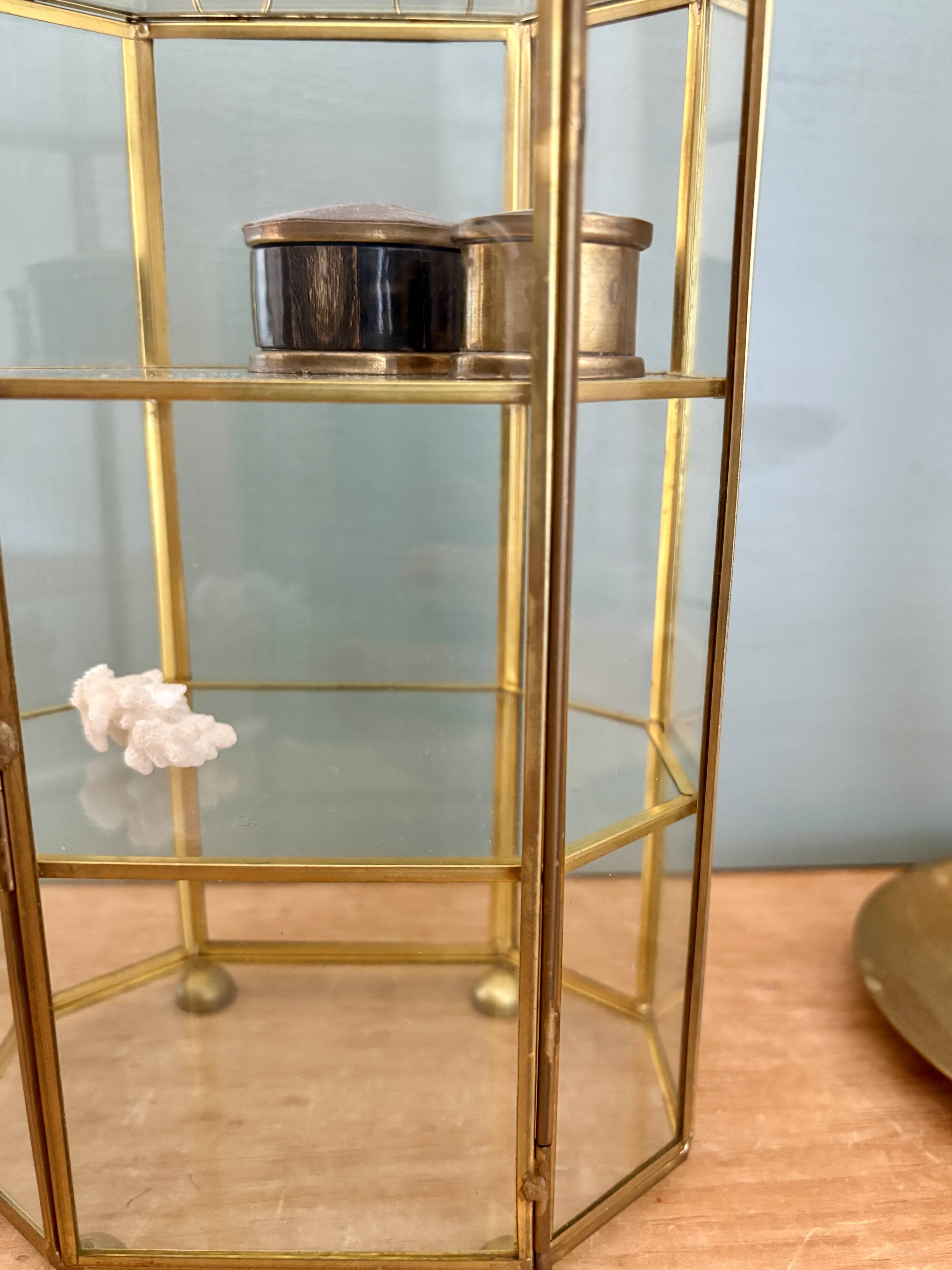 Vitrine vintage en verre et laiton