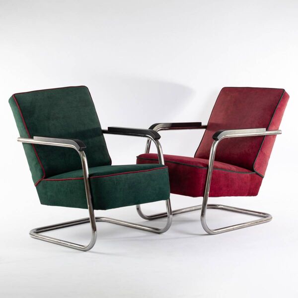 Fauteuil cantilever Bauhaus des années 1930, recouvert de tissu rouge-violet.