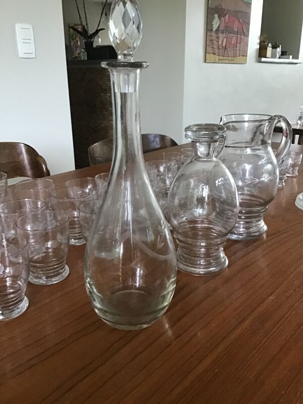 Service de verres avec carafes, pichet et dessous de  bouteille