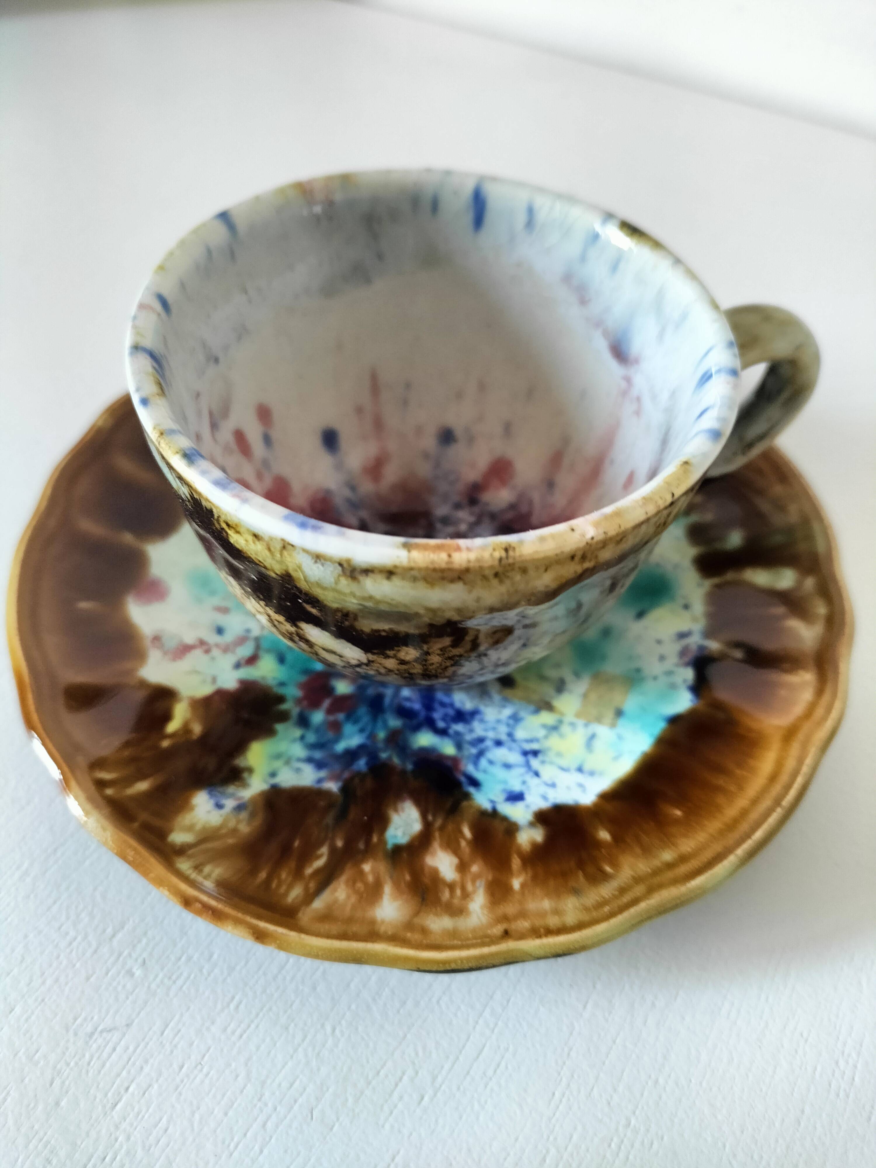 Tasses et soucoupes Morvan en céramique émaillée polychrome