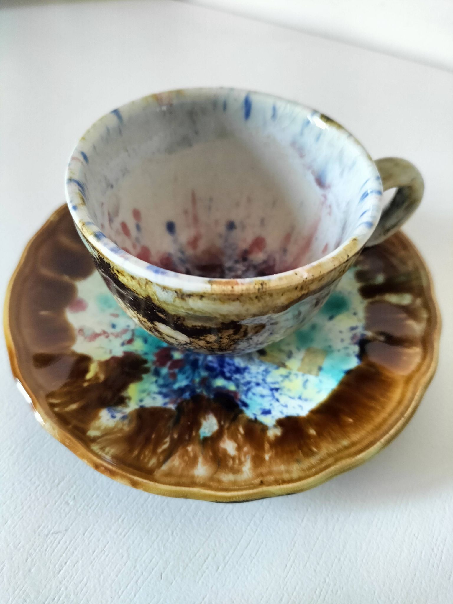 Tasses et soucoupes Morvan en céramique émaillée polychrome
