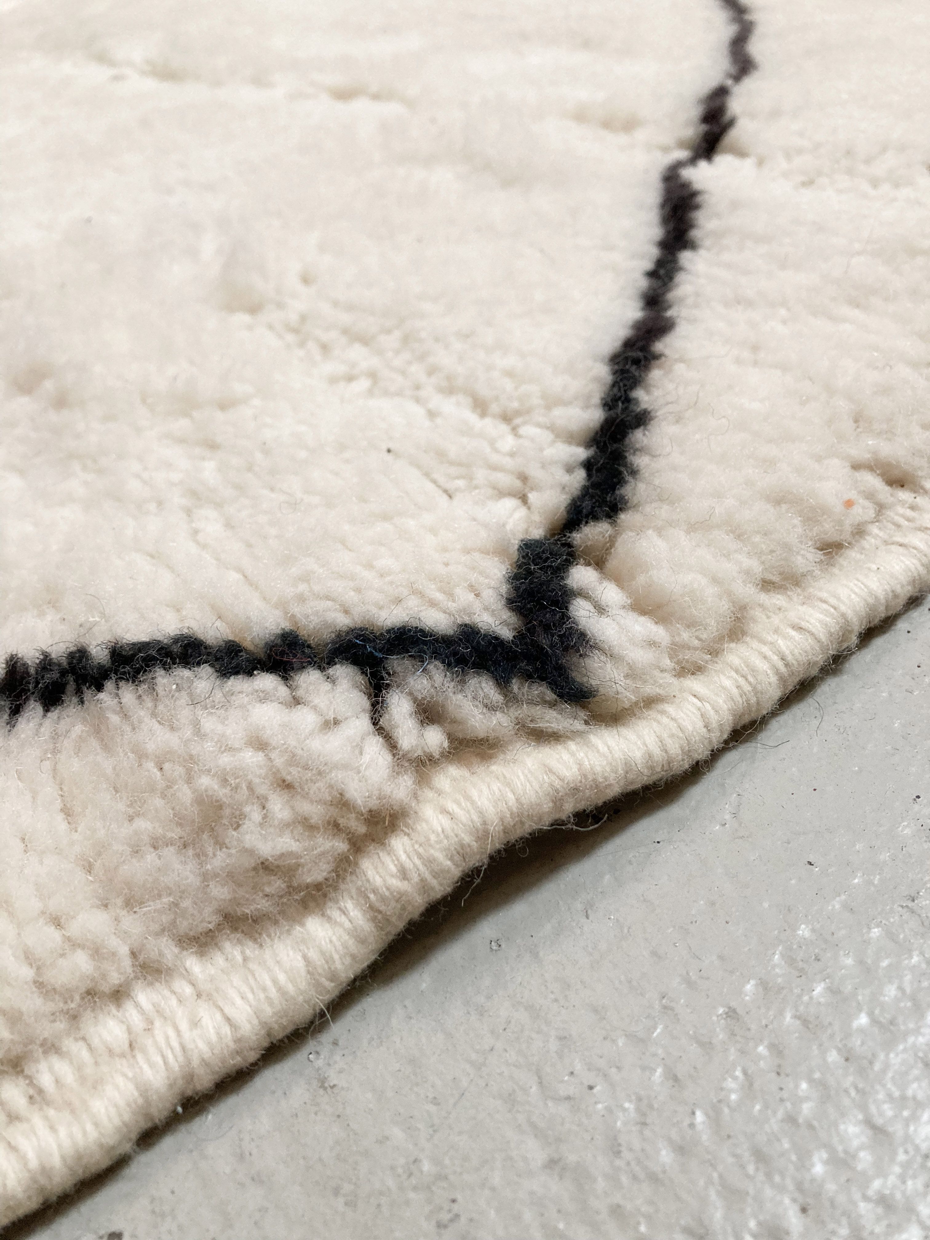 Moroccan Berber carpet m'rirt ecru black diamonds 3,72x3,10m