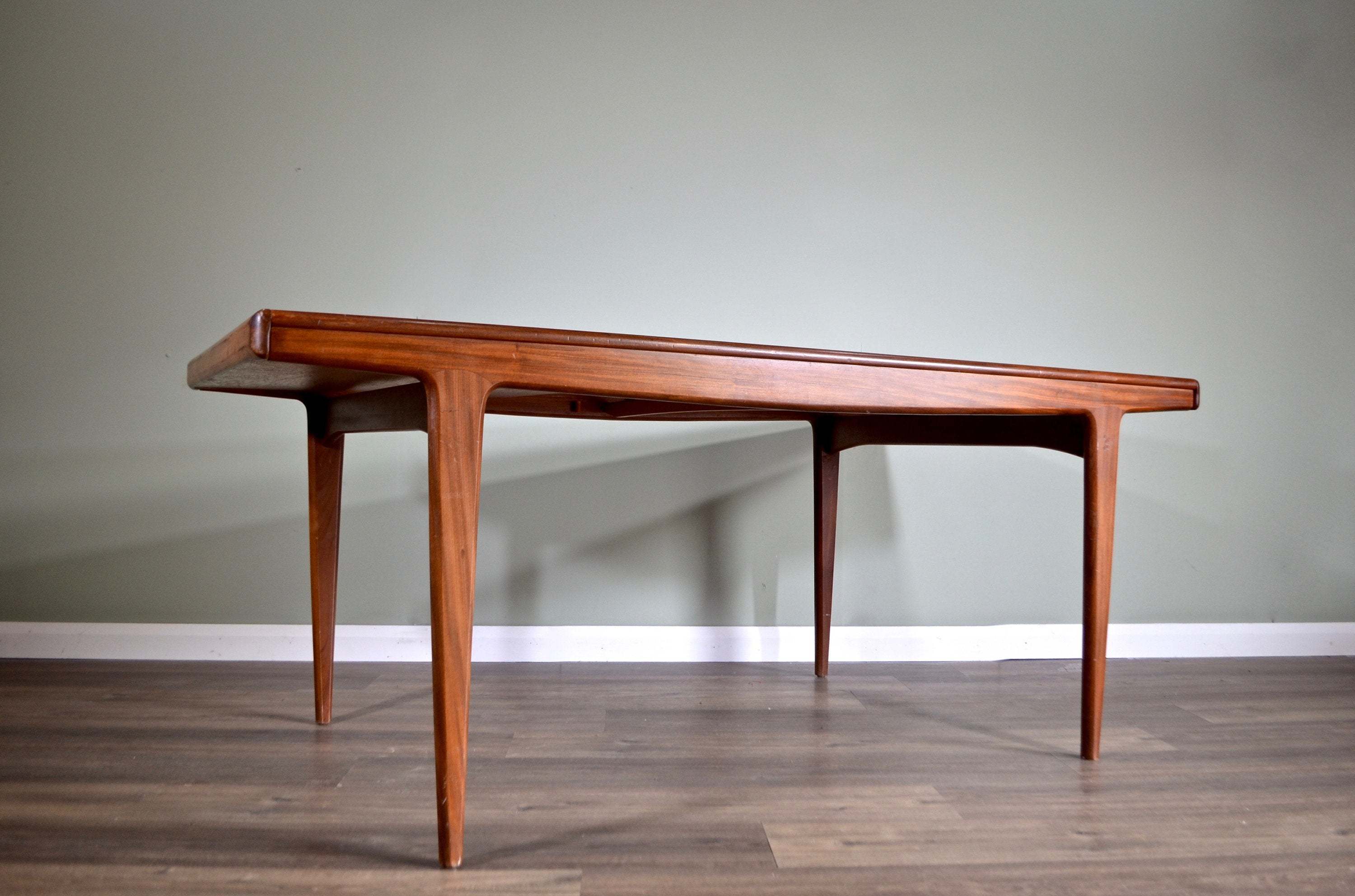 Extending teak table