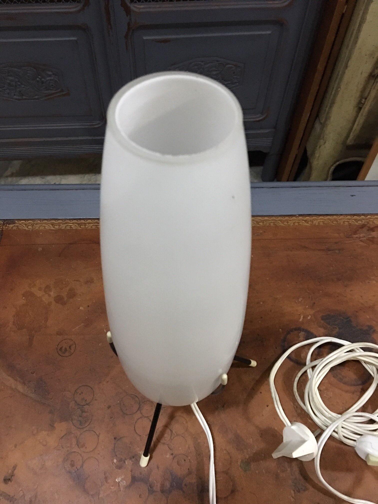 Lampe tripode opaline de Louis Kalff pour Philips 1960
