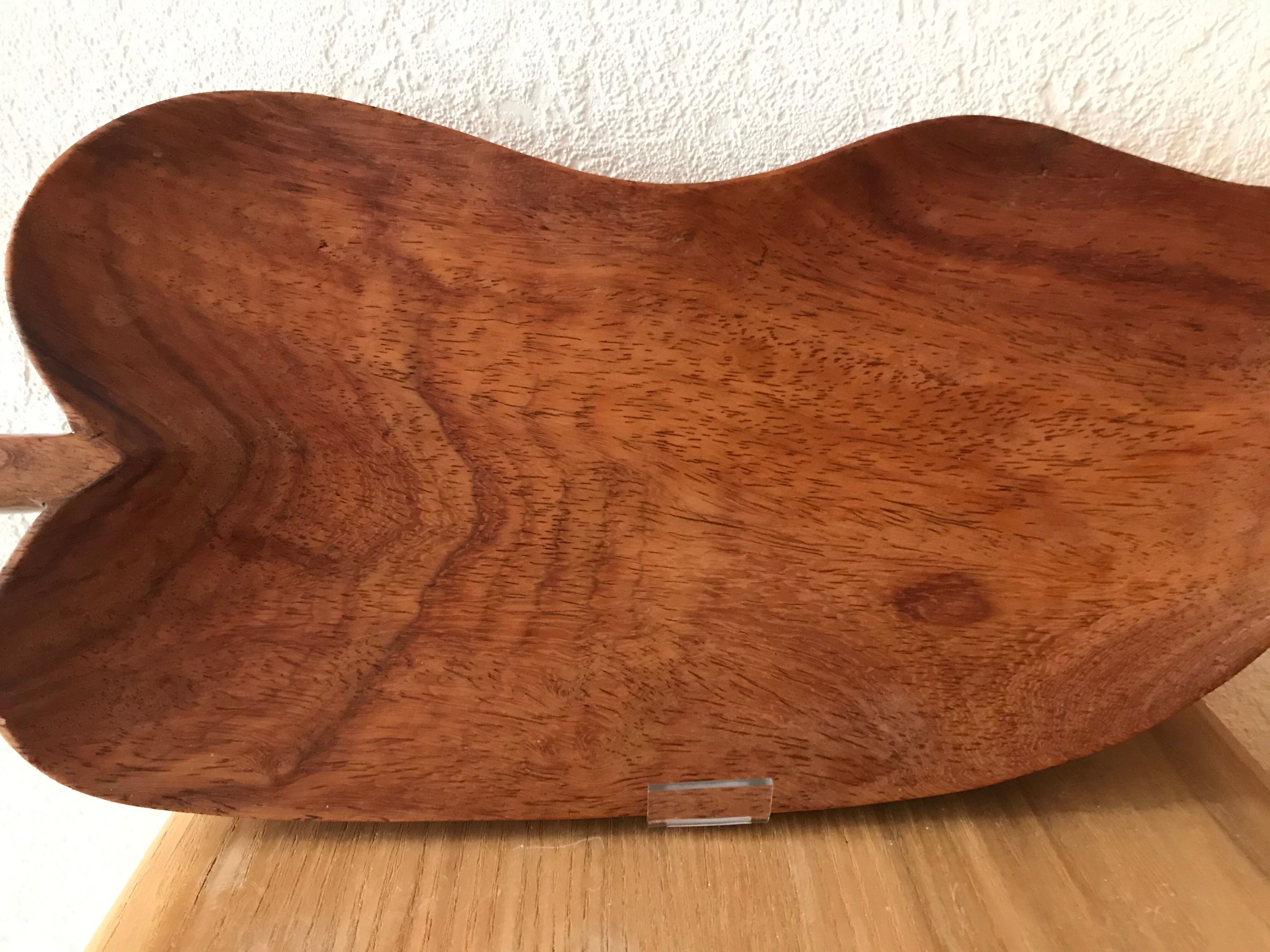 Plat en bois en forme de feuille