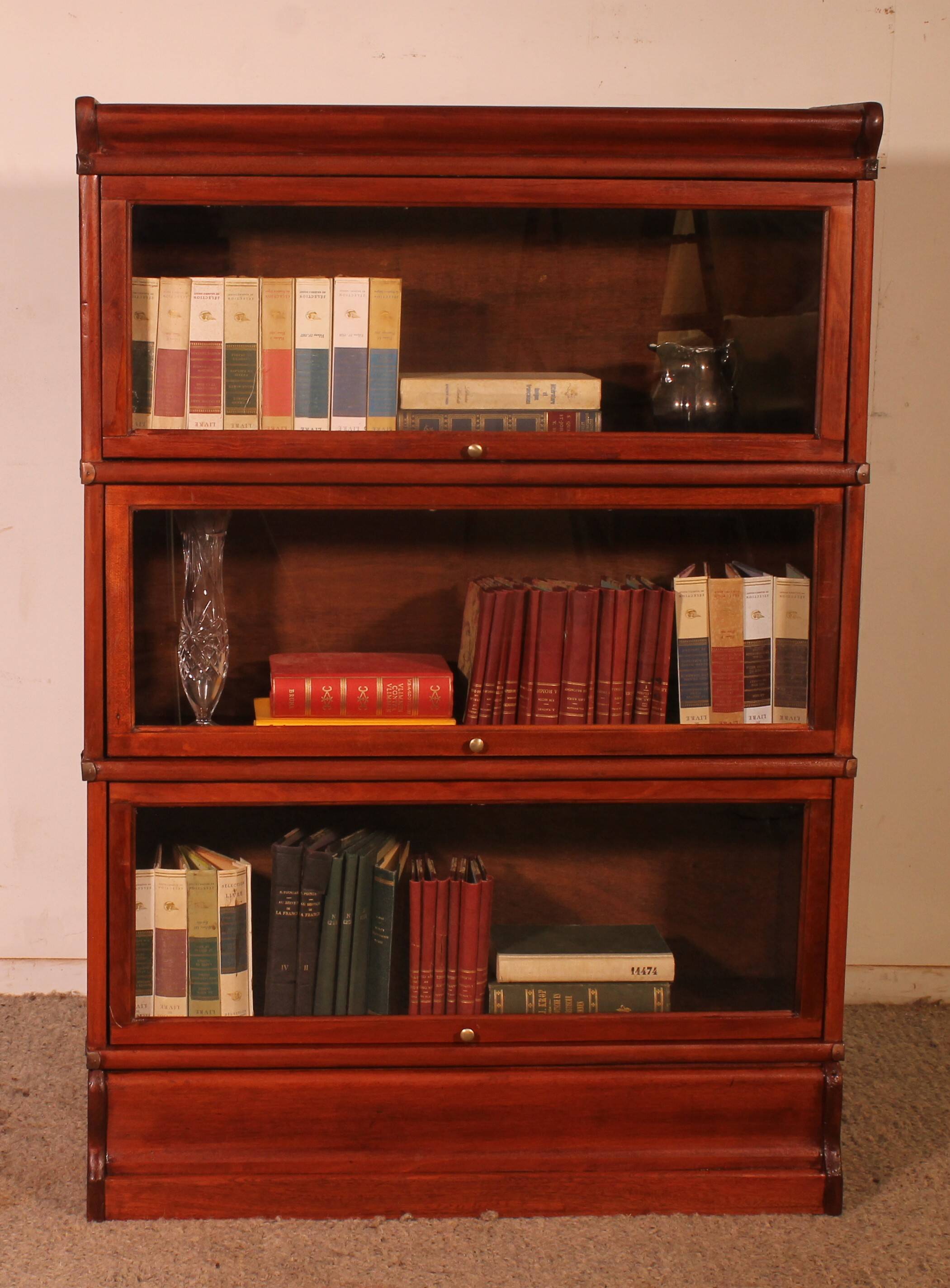 Globe Wernicke Library in mahogany, consisting of 3 pieces.