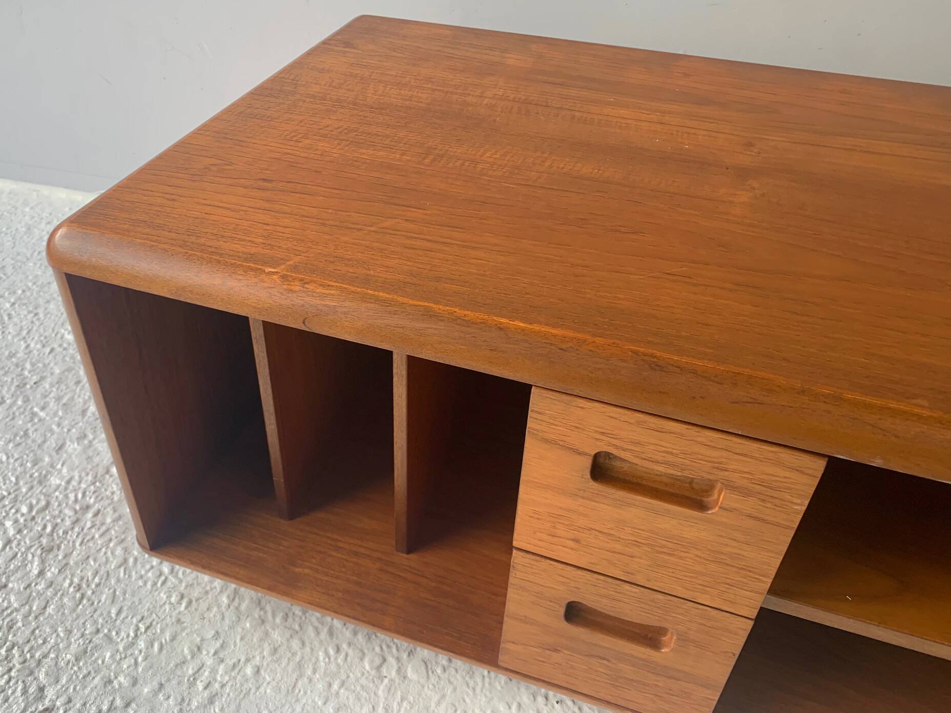 Support multimédia moderne du milieu du siècle des années 1960 / table basse par Meredrew