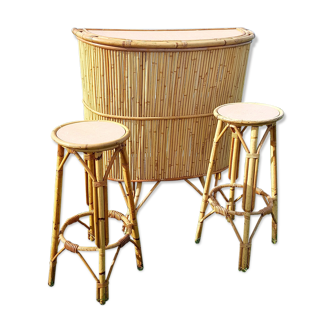 Bar vintage en bambou accompagné de ses 2 tabourets hauts en rotin