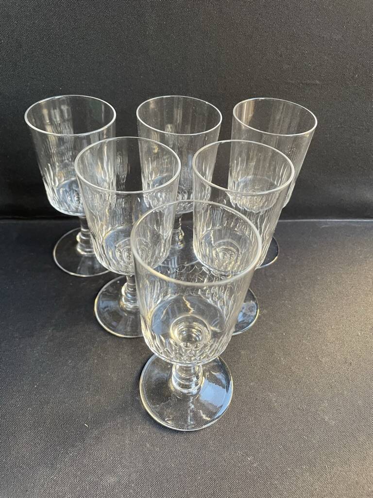 6 wine glasses – light cut crystal