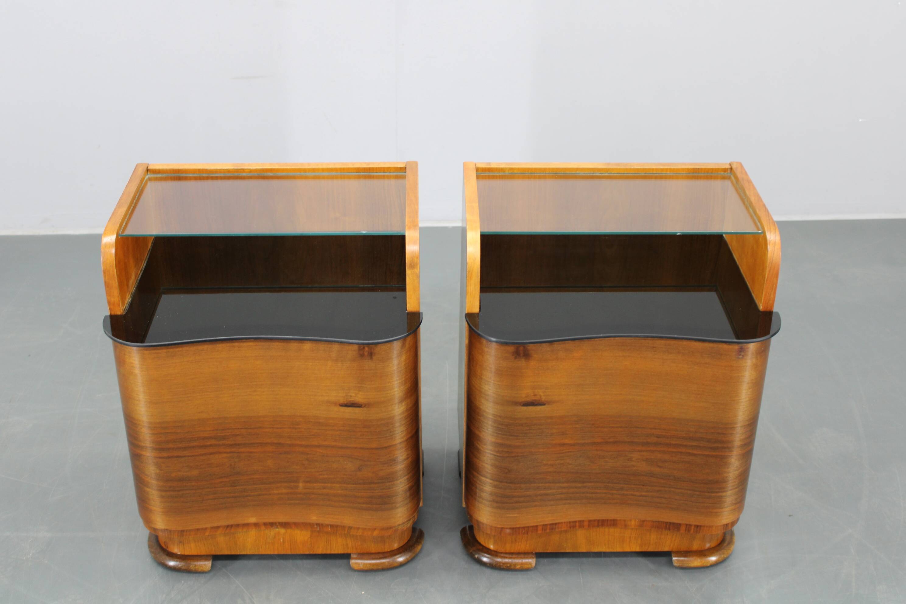 Paire de tables de chevet en noyer, Tchécoslovaquie années 1940