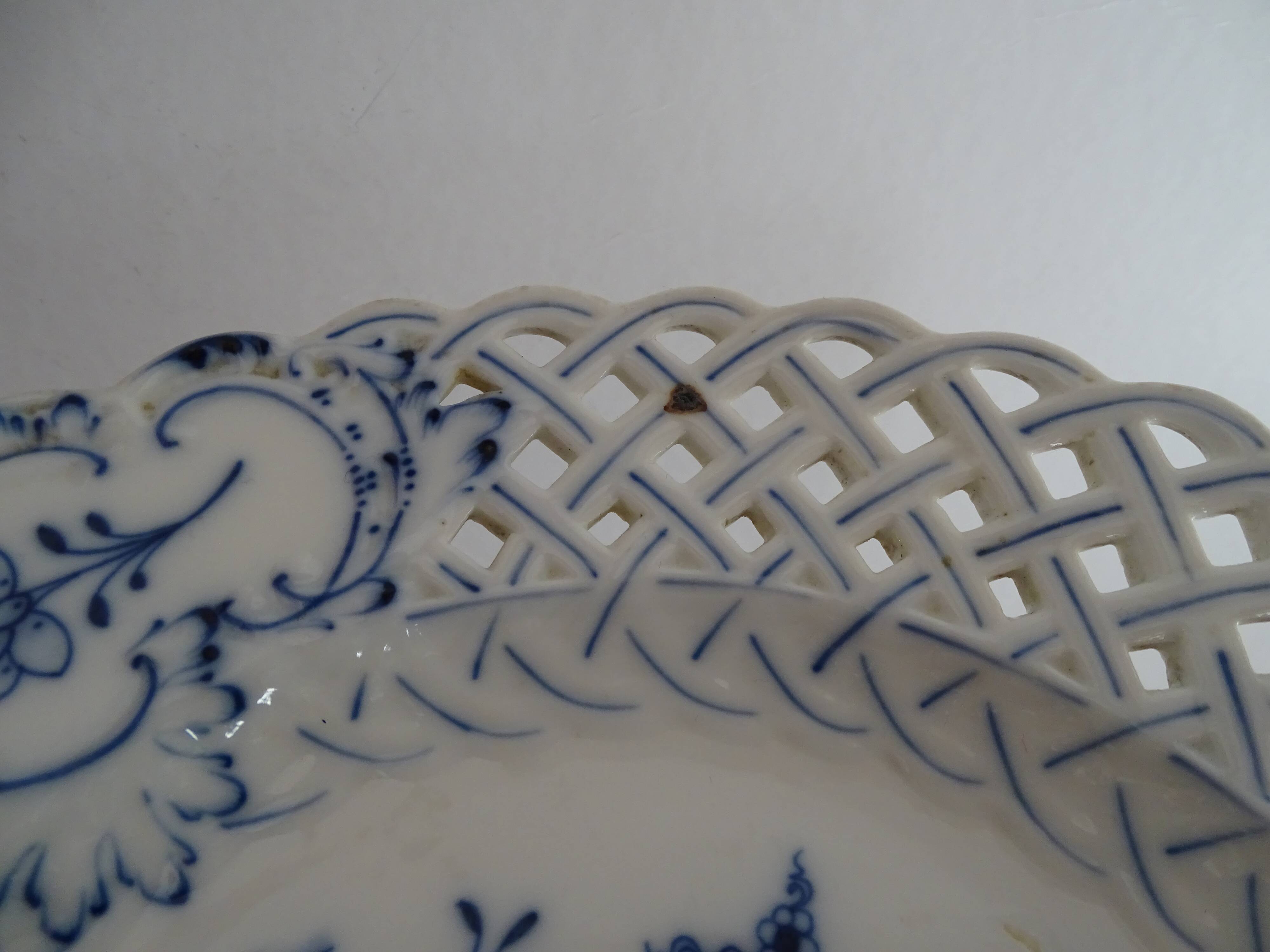 Old openwork Meissen earthenware plate decorated with blue onions 19th century