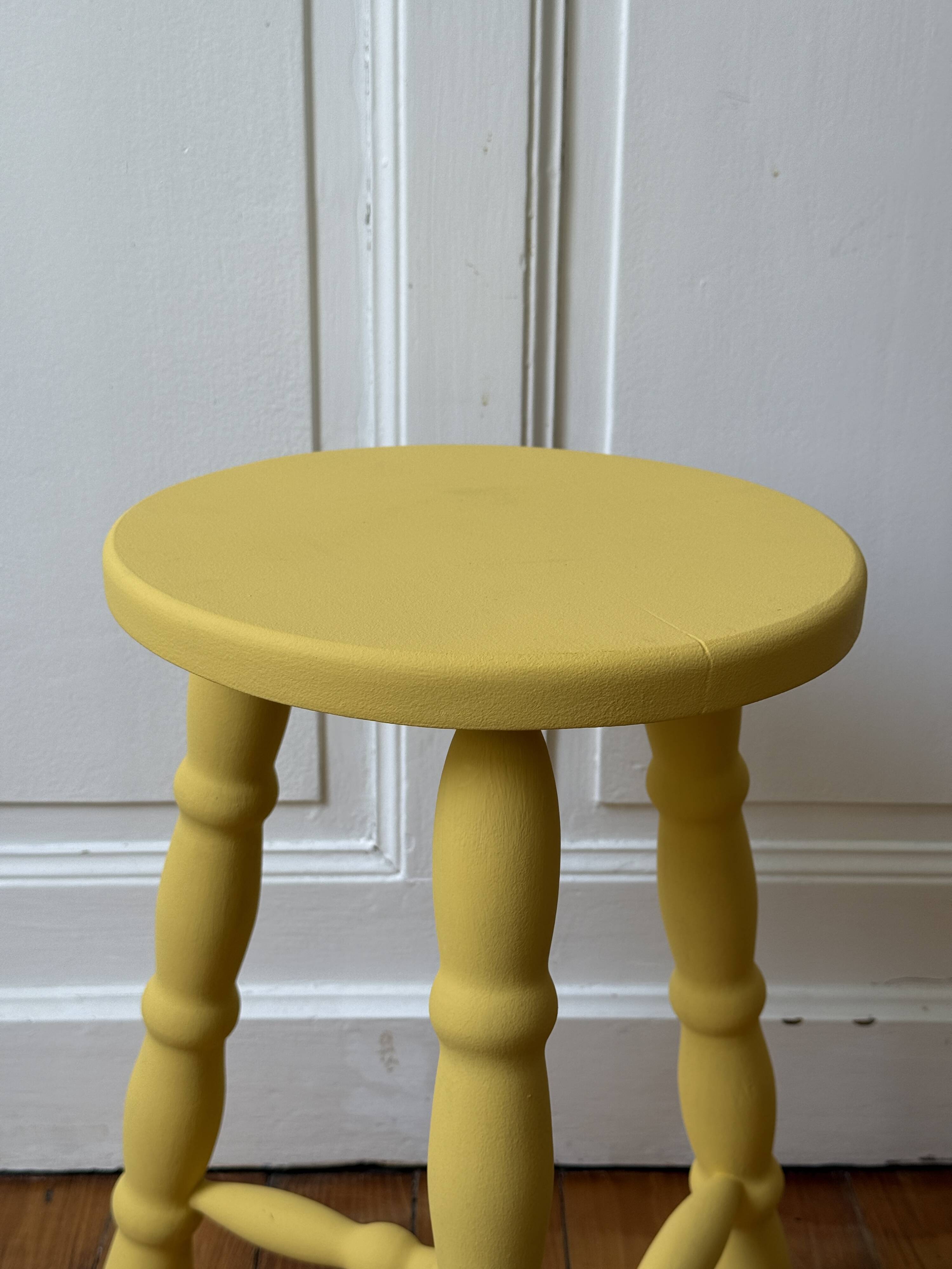 Tabouret haut en bois jaune