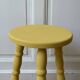 Tabouret haut en bois jaune