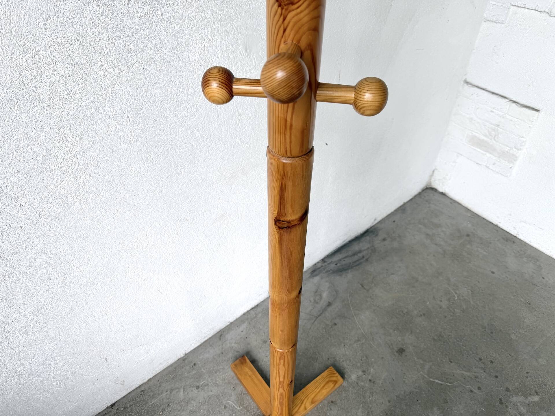Free-standing coat rack in solid pine, Les Arcs, 1970s