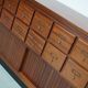 Meuble de rangement/d'apothicaire ou classeur vintage en bois dur hollandais du milieu du siècle