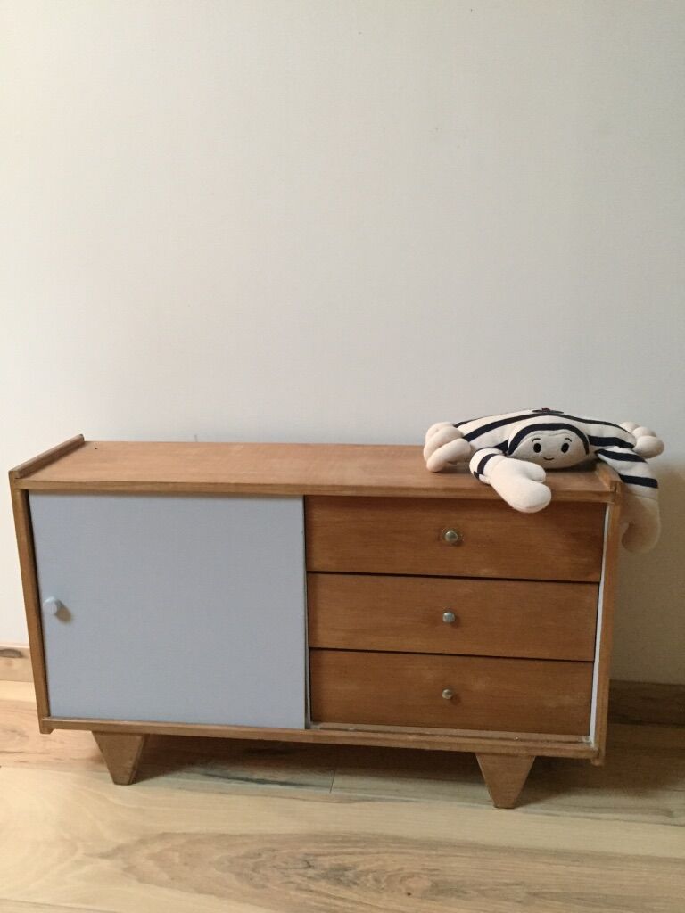 Armoire pour poupée