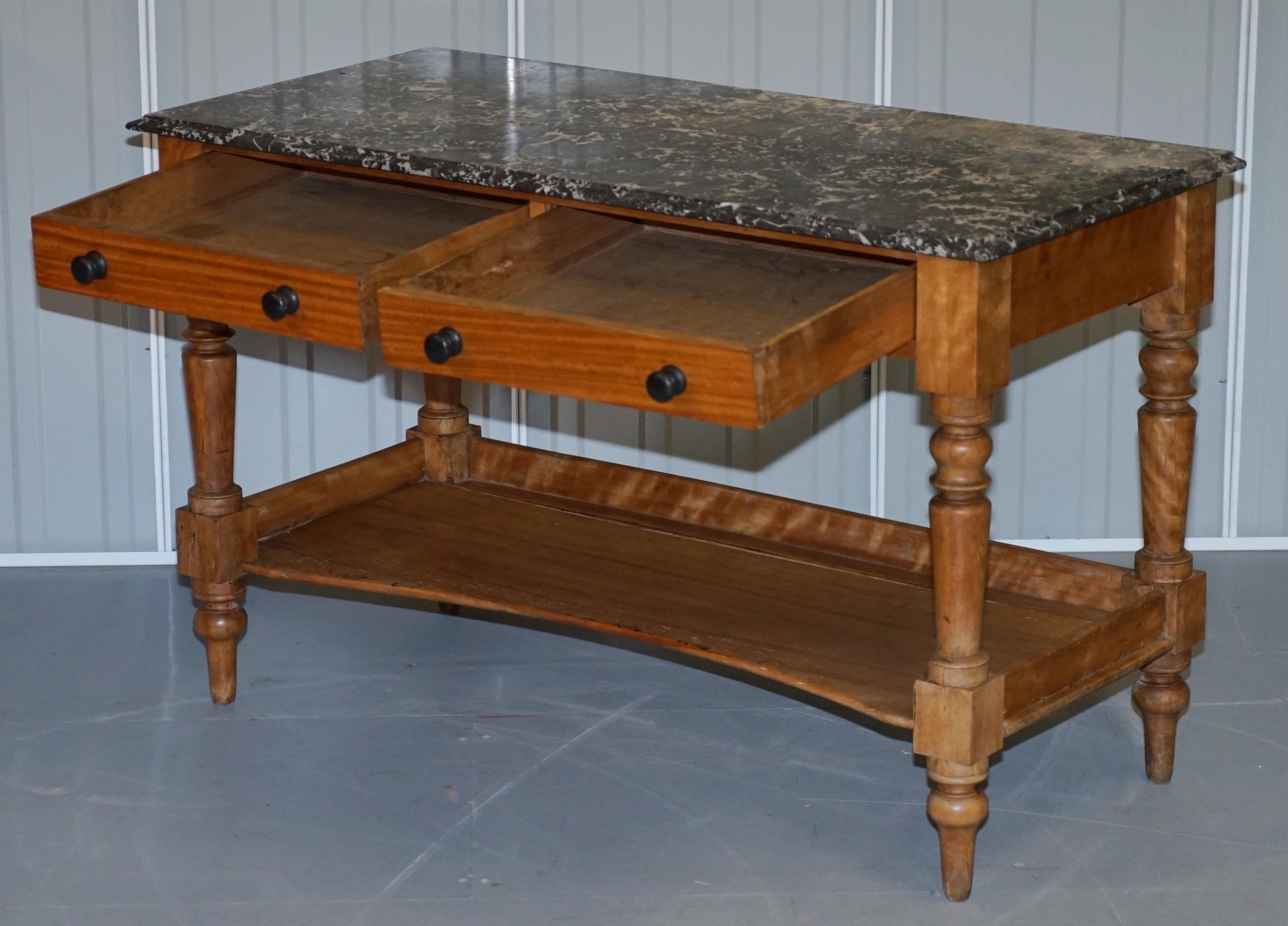 Victorian writing desk or console from 1880 in satin wood and marble.