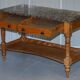 Victorian writing desk or console from 1880 in satin wood and marble.