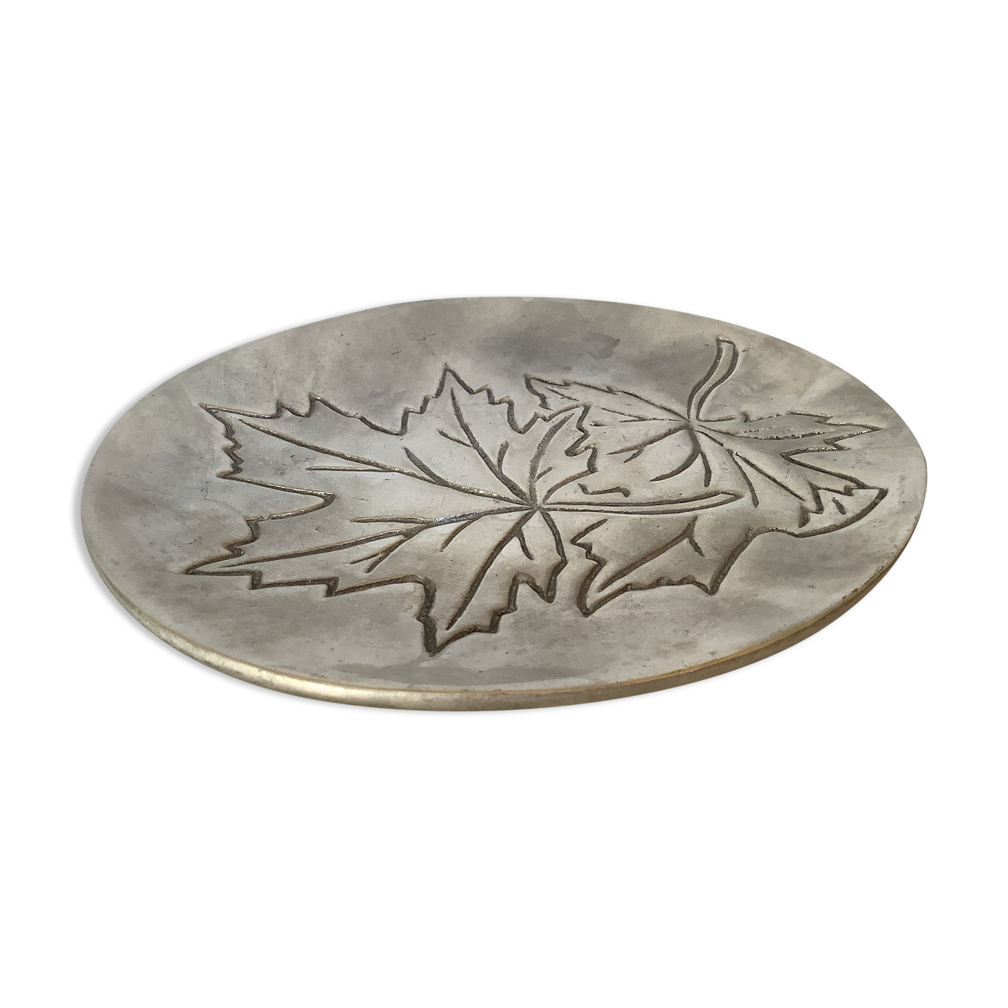Silver tray with maple leaves in stainless steel.