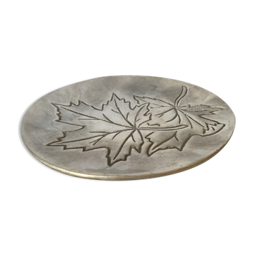 Silver tray with maple leaves in stainless steel.