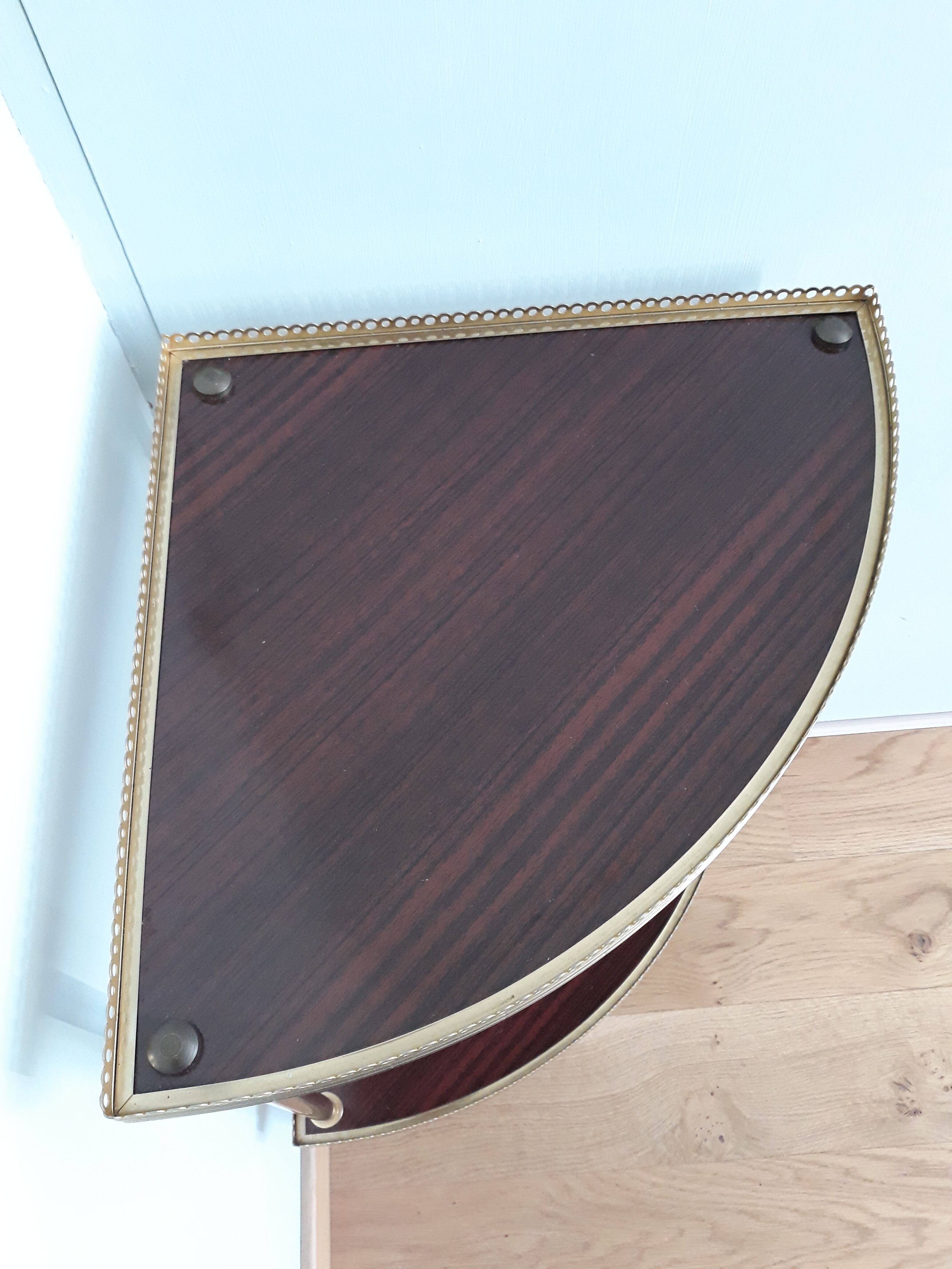 Shelf corner console notch in formica