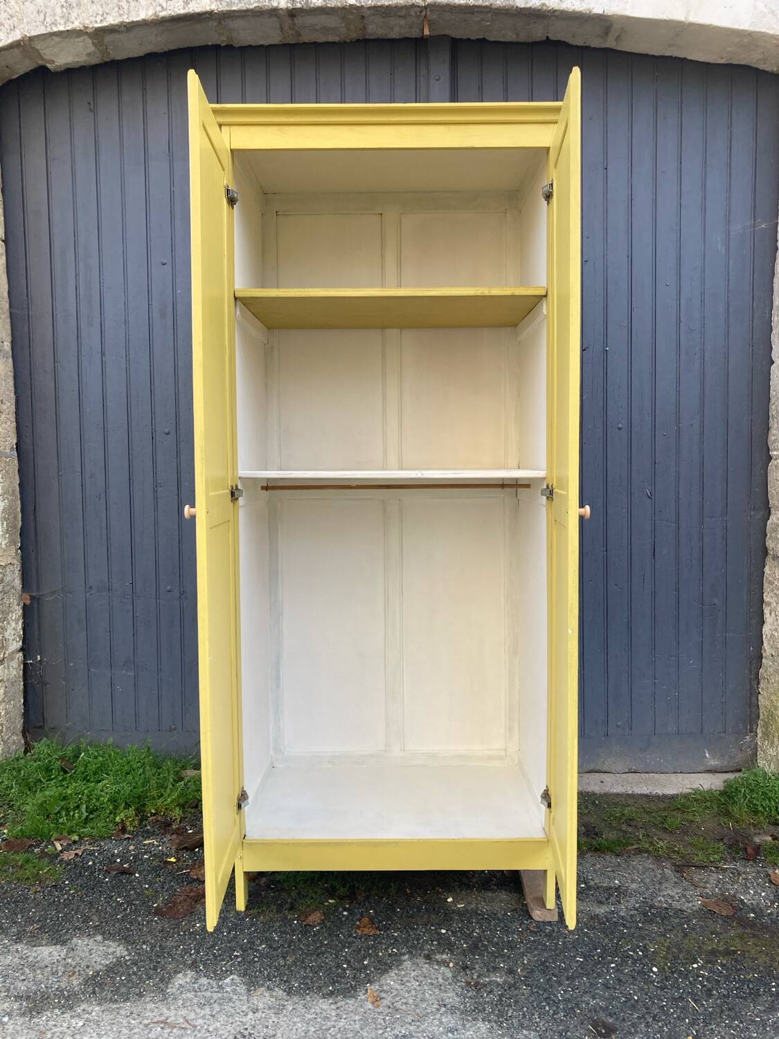 Armoire ancienne jaune gingembre