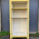 Armoire ancienne jaune gingembre