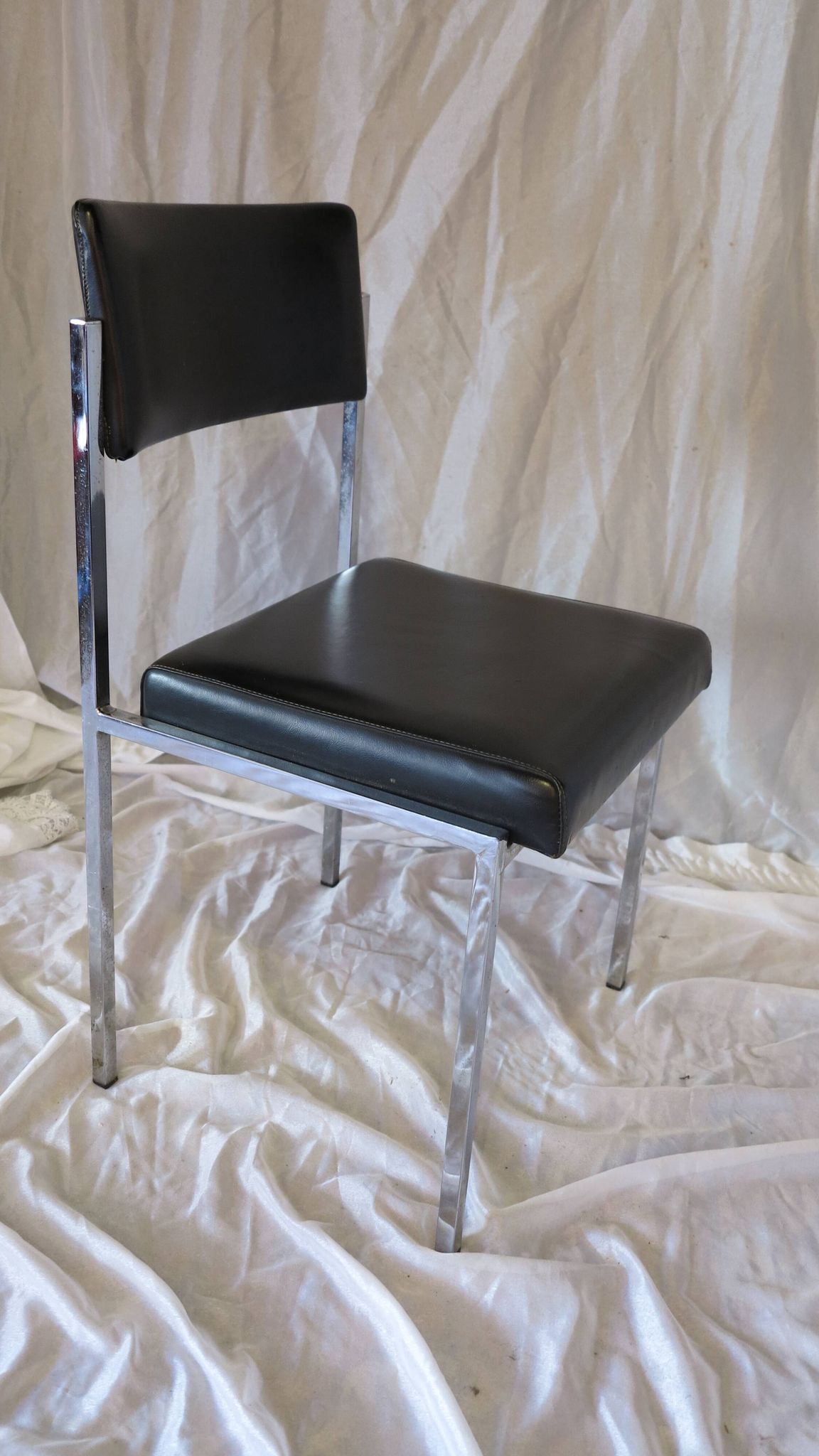 Chaise moderniste métal chromé et simili cuir noir